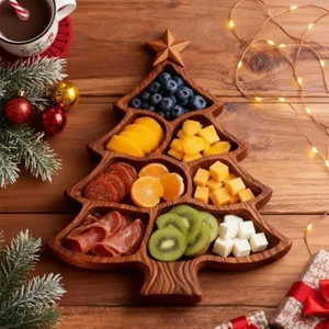 Bandeja de madera con forma de árbol de Navidad para aperitivos con fruta y queso en mesa