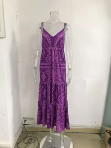 Elegante abito lungo in stile bohémien stampato in viola con scollo a V e vita alta.
