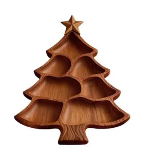 Vista detallada de una bandeja de madera para aperitivos con forma de árbol de Navidad