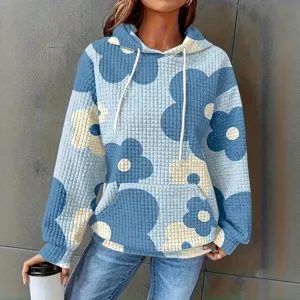 Vista detallada de una sudadera con capucha azul floral para mujer con tejido de punto gofre