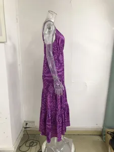 Vista laterale del vestito maxi bohémien viola con stampa paisley su un manichino