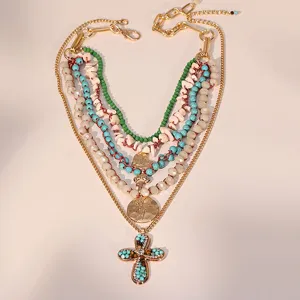 Collana multistrato a catena dorata con perline e grande ciondolo a croce turchese