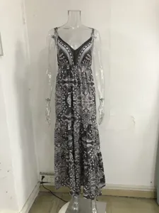 Abito lungo stampato in stile bohémien con scollo a V su un manichino trasparente