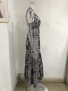 Vista laterale dettagliata di un abito lungo bohémien con stampa paisley su manichino