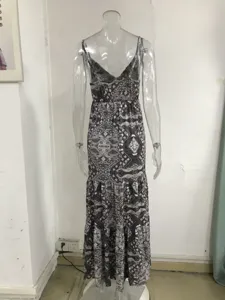 Vista posteriore di un maxi abito con stampa bohémien, gonna a balze e motivi intricati.
