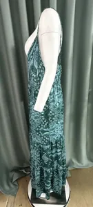 Vista laterale di elegante abito maxi bohémien con scollo a V, stampa paisley e spalline