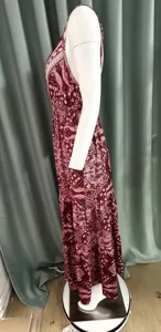 Vista laterale del vestito lungo bohémien con scollo a V e stampa paisley