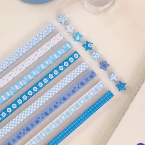 Origami Papierstreifen für Glückssterne, blaues DIY Bastelpapier mit gefalteten Sternen für Kinder.