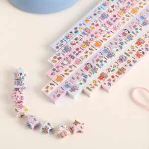 Schattige papierenorigamistripjes met cartoonfiguren voor het vouwen van gelukssterren en knutselen.