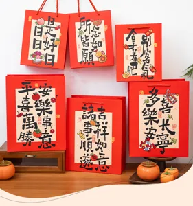 Detailansicht roter chinesischer Neujahrs-Geschenktüten mit kalligrafischen Segenswünschen.