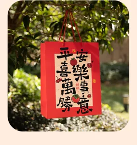Rote festliche Geschenktüte mit traditioneller chinesischer Kalligrafie für Neujahr.