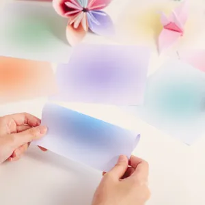 Buntes Farbverlauf-Origami-Papier Detail, quadratisches DIY Bastelpapier fuer Kraniche und Schmetterlinge.