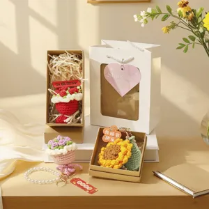 Handgefertigte Häkelblumen Schlüsselanhänger Geschenkset für Lehrer im Etui mit Tasche.