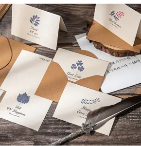 Detailansicht von Vintage-Retro-Grußkarten mit Pflanzenmotiven und Kraftpapier-Umschlägen.