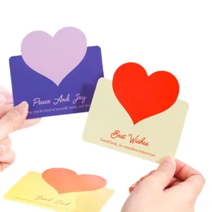 Valentinstag kreative Herz Grußkarte mit Einsteckdesign in bunten romantischen Farben.