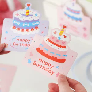 Süße Geburtstagskarte mit 3D Kuchen Design, ideal für Kinderparty Einladung und Geschenk Botschaften.