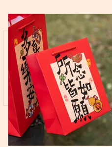 Rote Papiertragetasche mit chinesischer Kalligrafie-Segnung fur Neujahrsgeschenke.