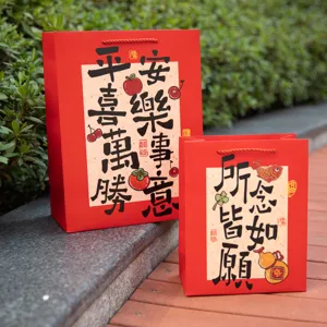 Rote Geschenktüten Set mit chinesischem Neujahrssegen Schriftzug für Feiertage Verpackung.