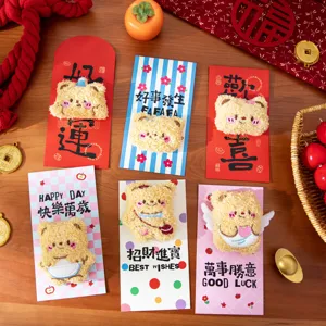 Chinesische Neujahrs-Geldtaschen 2026 mit süßen 3D-Plüsch-Bärchenmotiven für festliche Geschenke.