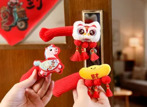Detailaufnahme von chinesischen Neujahrs-Türgriffabdeckungen mit niedlichen Plüschtiermotiven.