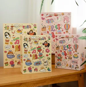 Niedliche Cartoon-Papiertüte mit Griffen, ideal für Geburtstagsgeschenke und Snack-Aufbewahrung.