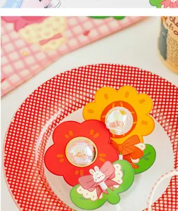Nüchterne Blumen-Lollikarten aus Papier mit süßem Hasen-Schleifen-Design für Schulanfang.
