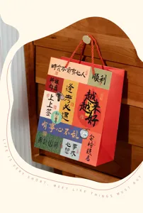 Sac cadeau rouge pour la réussite aux examens et remise des diplômes avec des textes porte-bonheur.