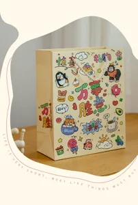Nahaufnahme der niedlichen gelben Papiertragetasche mit Cartoon Motiven und Segenstext.