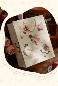 Romantische handgemachte Rosen Papiertuete fuer Geschenke zum Valentinstag und Partys.