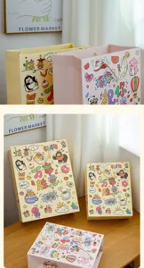 Bunte Papiertragetaschen im Detail mit süssen Cartoon-Mustern für Geburtstage und Geschenke.