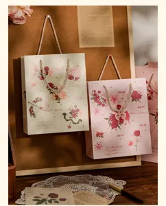 Romantische handgemachte Rosen Papiergeschenkbeutel Detailansicht perfekt für Valentinstag.