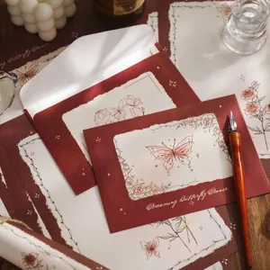 Romantisches Vintage Schmetterling Rosen Briefpapier Set mit Umschlägen und Schreibfeder für Briefe.
