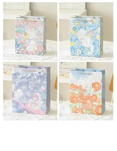 Frische Blumen Illustration Papier Geschenktüten mit niedlichen Tieren für elegante Verpackung.