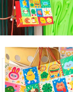 Primer plano detallado de bolsas de regalo de papel coloridas y lindas con alegres ilustraciones.