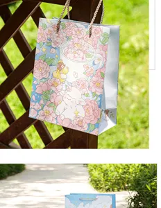 Detailansicht einer süßen Papier-Geschenktüte mit Blumen und niedlichen Anime-Illustrationen.