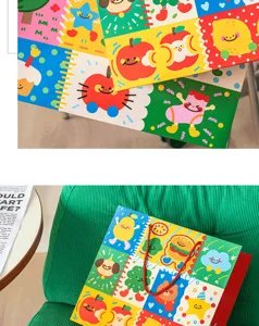 Bonita bolsa de regalo de papel con coloridos estampados de frutas y animales festivos.