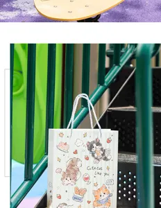 Niedliche Cartoon Katze Papier Geschenktüte Detailansicht, ideal für Geburtstage und Verpackung.