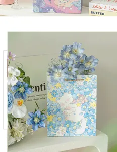 Charmante Geschenktüte mit Blumen und niedlicher Illustration, ideal für schöne Präsente.