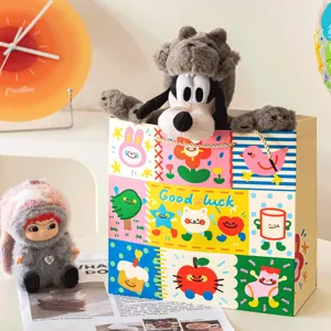 Bolsa de regalo de dibujos animados con lindo peluche, ideal para regalos y embalaje festivo.