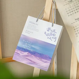 Bolsa de regalo de paisaje romántico con texto inspirador, ideal para flores y obsequios.