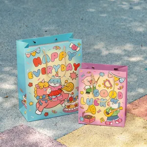 Niedliche Tier-Cartoon-Geschenktüten, rosa und blaue Papiertragetaschen für Geburtstage.
