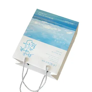 Bolsa de regalo de papel con paisaje romántico, ideal para flores y detalles especiales.