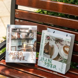 Charmante Papiertüte mit ästhetischem Kaffeedesign, perfekt für romantische Geburtstagsverpackung.