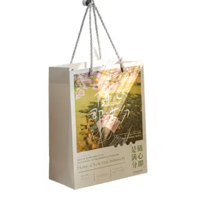 Künstlerischer Landschafts-Papiergeschenkbeutel mit Kordelgriffen für Geburtstage und Feste.