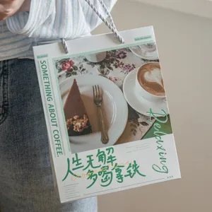 Papiergeschenkbeutel mit Kaffeemotiv, elegante literarische Verpackung für Geburtstage.