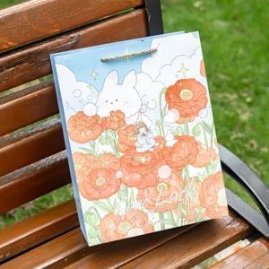 Papiertüte für Geschenke mit Blumenillustration, perfekt für Geburtstage und Feiern.