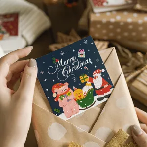 Biglietto di auguri natalizio pieghevole con simpatico orsetto e Babbo Natale.