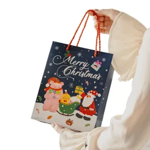Weihnachtspapiergeschenktüte mit süßem Cartoon-Bär- und Weihnachtsmann-Design für Feste.