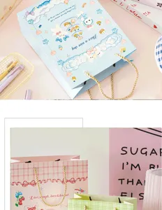 Nahaufnahme Detail der süßen Cartoon-Geschenktüte mit Pastell-Design und schönen Bändern.