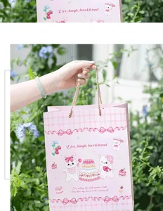 Rosa karierte Geschenktüte mit süßen Hasen und Katzen Illustrationen für Partys.